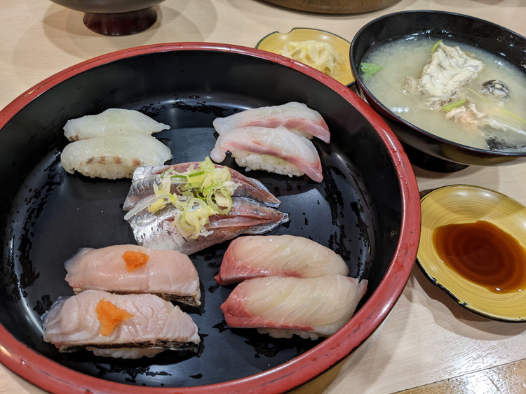 三浦海岸の 廻転寿司 海鮮 で地魚ランチ 恰幅の良い彼