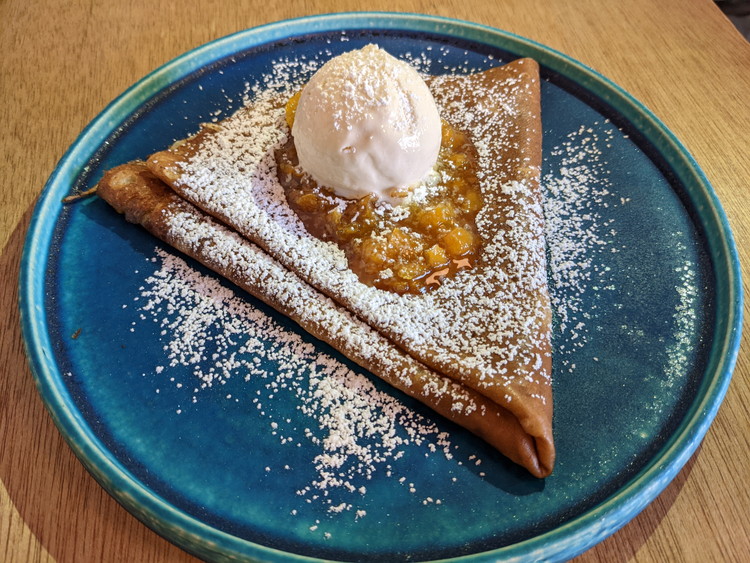 小田原の ニコカフェ で魅惑のアイスクリームクレープ 恰幅の良い彼